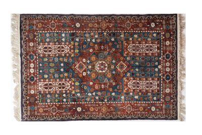 un tapis bleu et rouge sur fond blanc