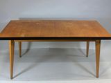 une image représentant une table en bois avec deux pieds et un plateau en bois
