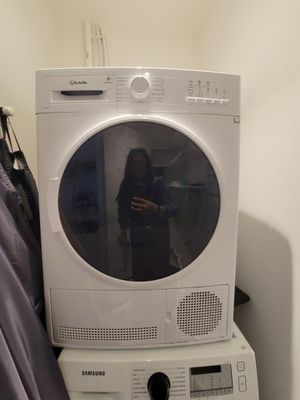 un lave-linge et un sèche-linge superposés