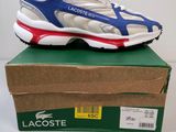 une paire de baskets Lacoste posée sur une boîte
