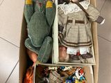 une boîte contenant une poupée et une peluche