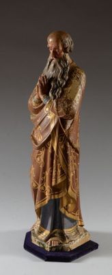 une image représentant la statue d'un homme à la longue barbe