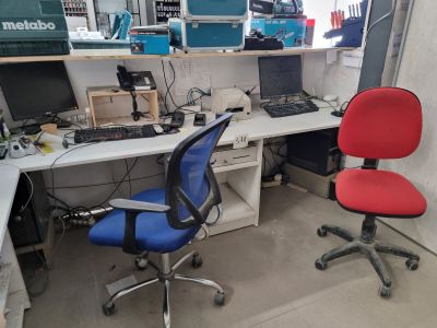 un bureau avec une chaise et un ordinateur dessus