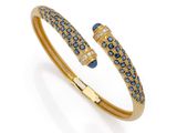 un bracelet en or jaune serti de saphirs bleus et de diamants