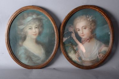 deux portraits encadrés représentant une femme et un homme en robe bleue