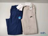 un gros plan sur un pantalon posé sur une table