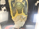 une photo d'une statue représentant une femme avec une horloge sur la tête
