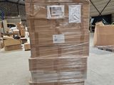 une grande pile de cartons posée sur un chariot dans un entrepôt