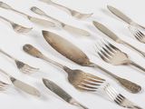 beaucoup de fourchettes et de cuillères sur la table