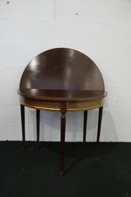 une image d'une petite table avec un plateau en bois