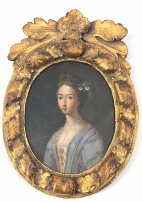 portrait d'une dame en robe bleue, avec une fleur dans les cheveux