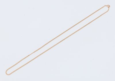 un collier en or auquel est attachée une chaîne
