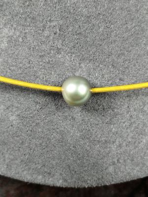 Collier composé d'un cordon de cuir doré à noeuds coulissant…