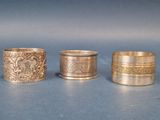 trois types différents de couverts sur un fond bleu