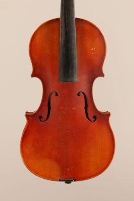 un vieux violon avec un archet sur fond blanc
