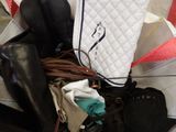 un tas de chaussures et de sacs par terre