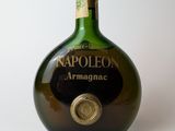 l'image d'une bouteille d'alcool posée sur une table