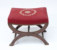 Tabouret curule en bois naturel, mouluré et sculpté - XIXe s…
