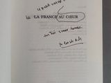 un livre ouvert, sur lequel on voit des notes, posé sur une table