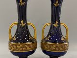 paire de vases bleus et or posés sur une table