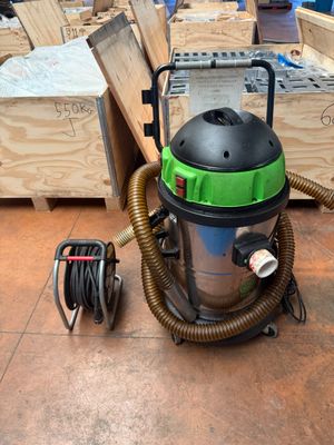 un aspirateur posé sur le sol d'une pièce