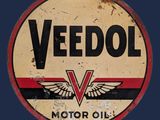 une affiche vintage de l'huile moteur Veedol sur fond bleu