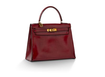 un sac à main en cuir rouge sur fond blanc
