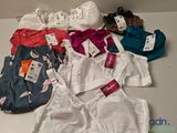 de nombreux soutiens-gorge et sous-vêtements féminins disposés sur une table
