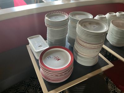 de nombreuses assiettes et tasses sur une table de restaurant