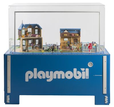 une vitrine Playmobil contenant une maison de poupées