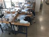 de nombreuses machines regroupées dans une même pièce