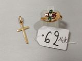une petite croix et une bague en or sur un fond blanc