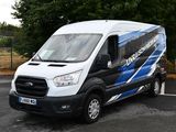 une camionnette blanche garée dans un parking