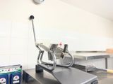 une photo d'une cuisine avec une balance et un couteau posés sur le plan de travail