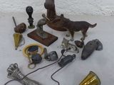 un grand nombre d'objets posés sur une table