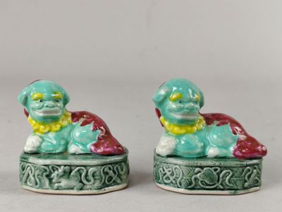 paire de figurines en céramique représentant un chien et un chat assis sur une boîte