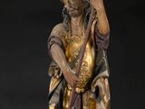 une image représentant la statue d'un homme muni d'une lance et portant un chapeau