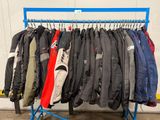 beaucoup de vestes suspendues à un portant dans un garage