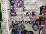 de nombreux types de disques différents sur les rayons du magasin