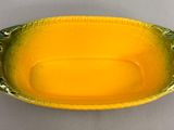 une image représentant un bol jaune posé sur une table blanche