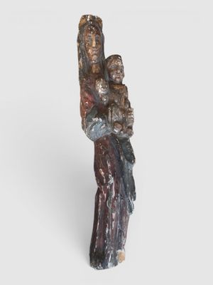 statue d'une femme tenant un enfant dans ses bras