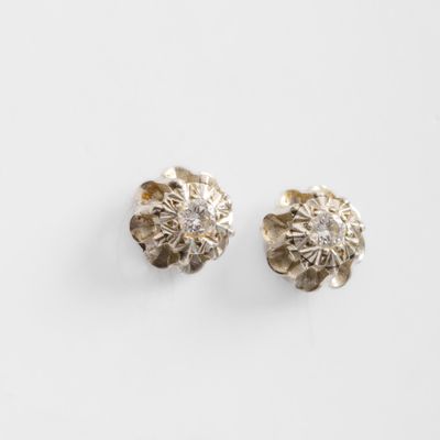 Paire de clous d'oreilles en platine sertis de diamants cali…