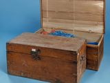 une vieille boîte en bois dont l'intérieur est recouvert d'un tissu bleu