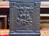une statue représentant un homme et une femme assis sur un banc