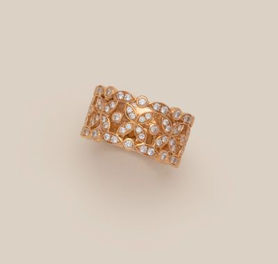 une bague en or sertie de diamants blancs sur fond beige