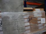 une grande pile de cartons sur une palette dans un entrepôt