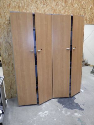 trois portes en bois au milieu d'une pièce