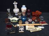 un grand nombre d'objets posés sur une table