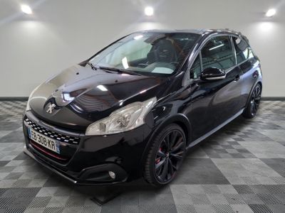 la voiture noire est garée dans le garage sur le sol en damier