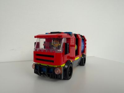 un camion jouet posé sur une surface blanche